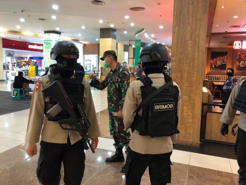 2 Orang Personil dari Polri dan 1 Orang Personil TNI saat melakukan pengamanan di salah satu Mall. Foto: MSC