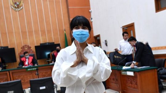 Terdakwa kasus kepemilikan narkoba Vanessa Angel mengikuti sidang perdana di Pengadilan Negeri Jakarta Barat, Jakarta, Senin (31/8). Foto: Sigid Kurniawan/ANTARA FOTO