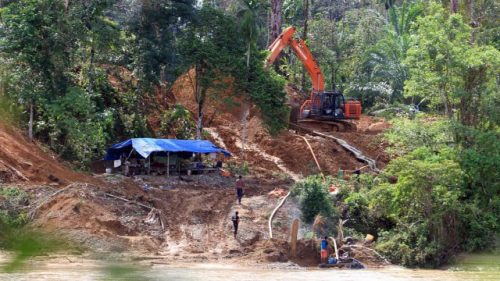 Alat berat dioperasikan untuk menambang emas ilegal di kawasan pedalaman Kecamatan Sungai Mas, Aceh Barat, Aceh. Foto: Syifa Yulinnas/Antara foto