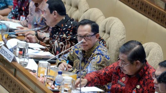 Menteri Dalam Negeri RI Tito karnavian (tengah) saat rapat kerja dengan Komisi II DPR RI, Jakarta, Kamis (28/11/2019). Foto: Helmi Afandi/kumparan