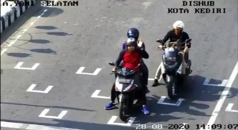 Screenshot, Rekaman CCTV Pengedaran ditegur petugas Dishubu. (Red)