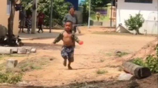 Viral video seorang ibu kejar anaknya yang asyik bermain di siang hari bikin netizen bernostalgia. (Foto: Instagram/@makassar_iinfo)