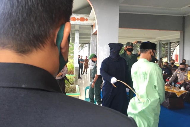 Terpidana maisir atau perjudian menjalani hukuman cambuk di Nagan Raya, Aceh. Foto: Humas Pemkab Nagan Raya