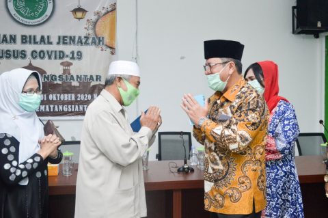 Pasangan Asner-Susanti mematuhi protokol kesehatan dengan memakai masker dan tidak bersalaman dengan Ketua MUI Pematangsiantar H M Ali Lubis. (Foto: Istimewa)