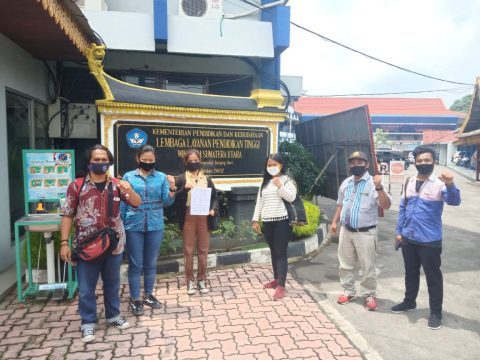 Sejumlah Mahasiswa Politeknik Gihon melapork ke Kantor Lembaga Layanan Pendidikan Tinggi (LLDIKTI) di Medan. Foto: May Luther.