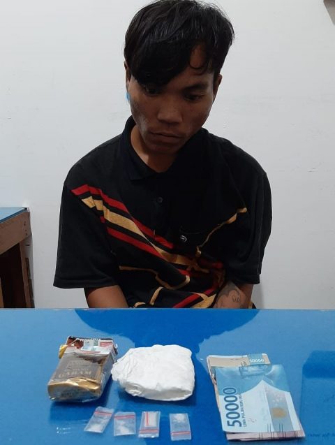 Tersangka diduga Freddi Sinaga berserta barang bukti diamankan Sat Narkoba Polres Pematangsiantar. Foto: Dok. Polres Siantar.