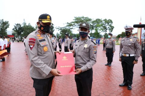 Kapolda Sumatera Utara, Drs Martuani Sormin, M.Si (kiri) saat memberikan Piagam Penghargaan kepada Personil Polres Siantar (kanan). Foto: Dok. polres Siantar.