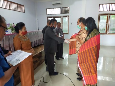 (Dari kiri ke kanan) Preases dan Para pendeta HKBP se - Distrik V Sumatera Timur saat menyematkan Ulos serta memberangkatkan Asner Silalahi pada Pemilihan Kepala Daerah Kota Pematangsiantar Tahun 2020. Foto: Dok.Istimewa.