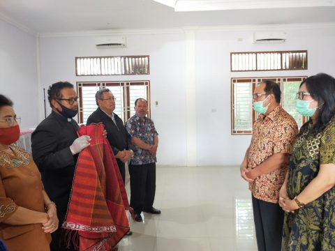 (Dari kiri ke kanan) Preases dan Para pendeta HKBP se - Distrik V Sumatera Timur saat menyematkan Ulos serta memberangkatkan Asner Silalahi pada Pemilihan Kepala Daerah Kota Pematangsiantar Tahun 2020. Foto: Dok.Istimewa.