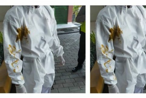 foto nakes yang viral di media tersebut merupakan seorang perawat dari Puskesmas Sememi Surabaya bernama Cholik Anwar, S.Kep. Ns.