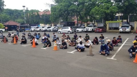 Puluhan pelajar terjaring razia polisi saat akan demo tolak Omnibus Law. Foto: Dok. Istimewa