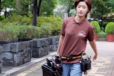 Tangkapan layar video BBC tentang Ahn Hyung-seon yang membuka jasa reparasi oleh pekerja perempuan, untuk para perempuan yang takut rumahnya kedatangan laki-laki asing. screenshoot