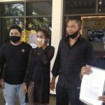 Korban masker bodong asal Bali, IGA Lia Maheswari ditemani kuasa hukumnya di Polres Batu. Foto: Humas Polres Batu.