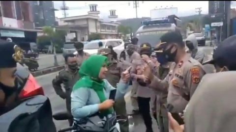 Foto: Screenshot video viral ibu-ibu marah kena razia masker (dok. Istimewa)