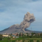 Gunung Sinabung kembali erupsi luncurkan awan panas sejauh 2.000 meter/ Foto: Antara