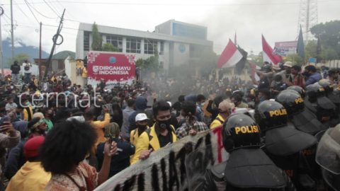 Situasi demo saat mahasiswa dan aparat akan terlibat saling dorong di depan Kantor DPRD Kota Ternate, Kamis (08/10). Foto: Gustam Jambu/cermat