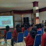 Peserta pelatihan peliputan penanggulangan bencana banjir mengikuti sesi materi di Mako Polair Baharkam Polri, Tanjung Priok, Jakarta Utara, Jumat (13/11/2020) (ANTARA/Laily Rahmawaty)