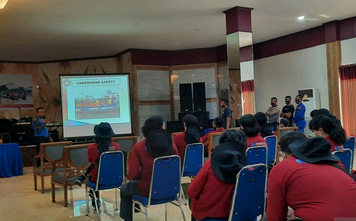 Peserta pelatihan peliputan penanggulangan bencana banjir mengikuti sesi materi di Mako Polair Baharkam Polri, Tanjung Priok, Jakarta Utara, Jumat (13/11/2020) (ANTARA/Laily Rahmawaty)