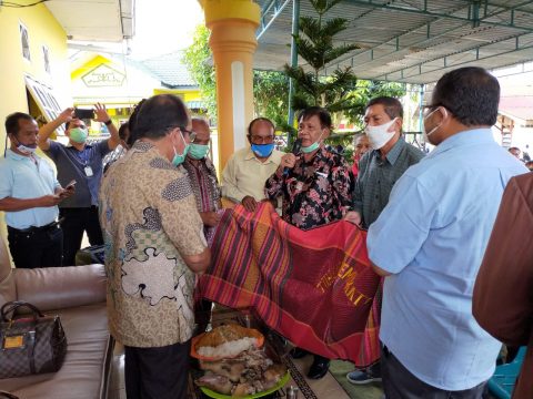 (dari kiri ke kanan) Asner Silalahi saat akan disematkan Ulos dari Keluarga Besar Simanjuntak Kota Pematangsiantar. Foto: MSC