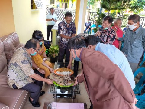 (daru kiri kenan) Asner Silalahi didampingi Istri, J br Sihombing, diberikan doa dan dukungan dari keluarga Besar Simanjuntak, lewat budaya Khas Batak. Foto: Dok.Istimewa