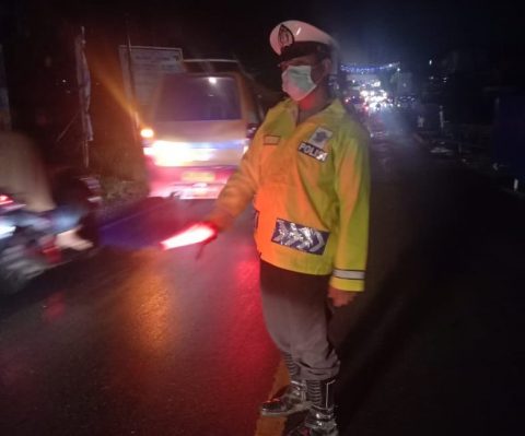 Petugas Sat Lantas Polres Simalungun saat mengatasi kemacetan di lokasi dengan sistem buka tutup. Foto:Dok. Polres Simalungun.