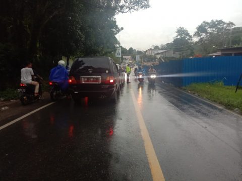 Petugas Sat Lantas Polres Simalungun saat mengatasi kemacetan di lokasi dengan sistem buka tutup. Foto:Dok. Polres Simalungun.