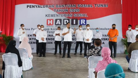 Menteri Sosial RI, ketika menyerahkan Bantuan Sosial Tahun 2020 di Kabupaten Simalungun, pada Jumat, (12/11/2020). Foto: Dok. Polres Simalungun.