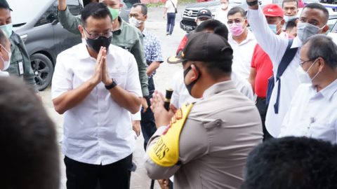 Kapolres Simalungun ketika menyambut kedatangan Menteri Sosial RI dan Rombongan. Foto: Dok. Polres Simalungun.