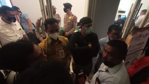 Sejumlah wartawan hampir 1 jam berdiri di depan pintu masuk ruang lantarn dilarang Masuk oleh Petugas KPU Simalungun. Foto: Dok. Istimewa.