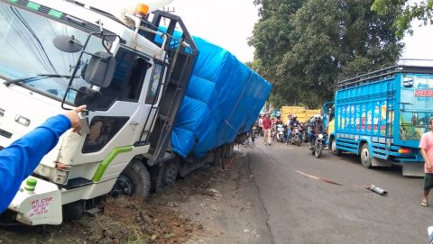 Truk Fuso usai tabrak 11 kendaraan di jalan Asahan, Kecamatan Siantar, Kabupaten Simalungun. Foto: Dok. Humas Polres Simalungun.