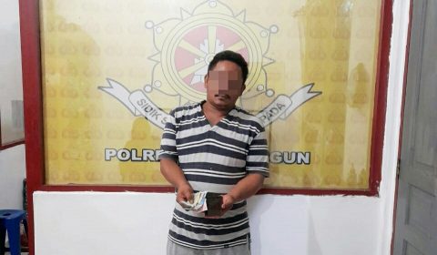 Tersangka juru tulis togel inisial R diamankan di Polres Simalungun. Foto: Dok. Humas Polres Simalungun.