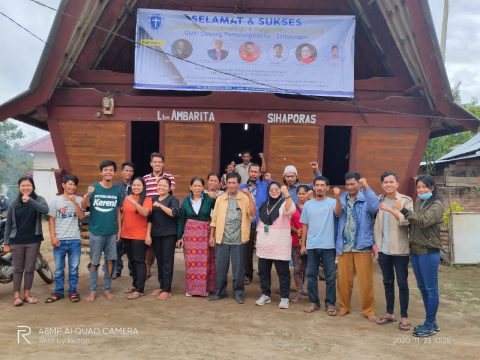Kader GMKI Siantar Simalungun foto bersama dengan kelompok Masyarakat Sihaporas. Foto: May Luther.