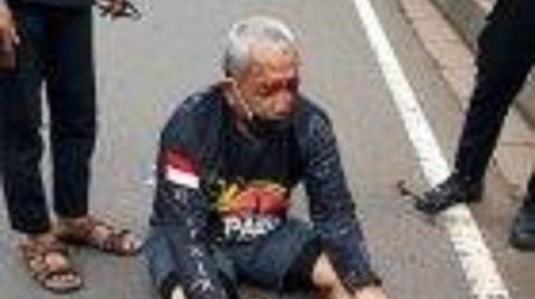 Seorang pesepeda yang belakangan diketahui perwira tentara menjadi korban begal di Jalan Medan Merdeka Barat, Jakarta, tak jauh dari Istana Merdeka.
