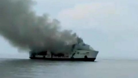 Kapal KM. Santika Nusantara dengan rute Surabaya - Balikpapan terbakar di Perairan Laut Utara Pulau Masalembo, Jawa Timur, Kamis (22/8). Foto: Dok. Istimewa