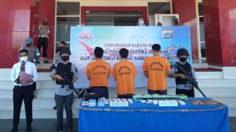 Tiga tersangka narkoba di Sulteng dihadirkan dalam kegiatan pemusnahan sabu di Mapolda Baru, Jalan Soekarno Hatta, Kota Palu, Senin (16/11/2020). Foto: Rian/PaluPoso