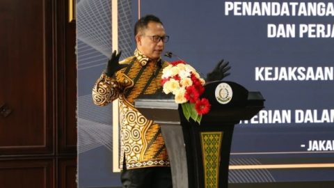 Mendagri Tito Karnavian memberikan sambutan saat Penandatanganan Nota Kesepahaman sekaligus perpanjangan Perjanjian Kerja Sama (PKS) Pemanfaatan Data Dukcapil dengan Kejaksaan Agung. Foto: Kemendagri