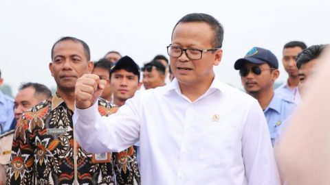 Menteri Kelautan dan Perikanan Edhy Prabowo melakukan restocking 50.000 ekor ikan nilem ke Waduk GOR Jakabaring. (Foto: KKP)