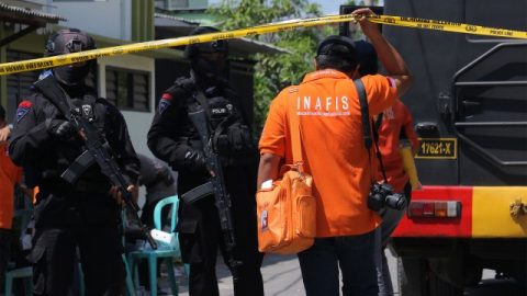 Suasana penggeledahan rumah oleh Tim Densus 88. Foto: ANTARA FOTO/Didik Suhartono