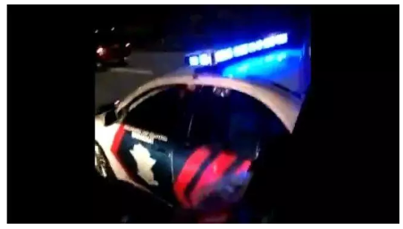 Tangkapan layar video Aksi sopir truk kejar-kejaran dengan mobil polisi (Facebook)