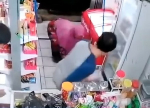 Pria penjaga toko diduga menendang balita perempuan. (Foto: tangkapan layar video viral)