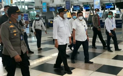 Menteri Perhubungan, Budi Karya Sumadi saat meninjau langsung Bandara Kualanamu di Deli Serdang. Foto: Antara