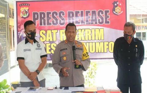 Kepala Polres Biak Numfor, AKBP Andi Yoseph Enoch menggelar konferensi pers. Foto: Antara.