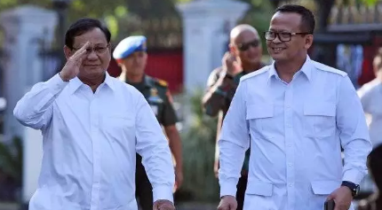 Ketua Umum Partai Gerindra Prabowo Subianto (kiri) didampingi Wakil Ketua Umum Edhy Prabowo berjalan memasuki kompleks Istana Kepresidenan, Jakarta, Senin (21/10). (ANTARA FOTO/Wahyu Putro)