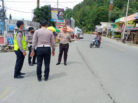 Sat Lantas Polres Simalungun saat melakukan Pengecekan Jalur Alternatif Lingkar Luar Parapat, Kabupaten Simalungun, Sumatera Utara, Pada, Selasa, (01/12/2020l. Foto: Humas Polres Simalungun.