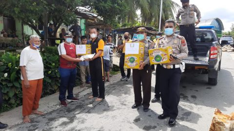 Foto: Polres Pematangsiantar kunjungi korban banjir dan beri bantuan sembako di Kecamatan Siantar Martoba. (Dok Polsek Martoba)