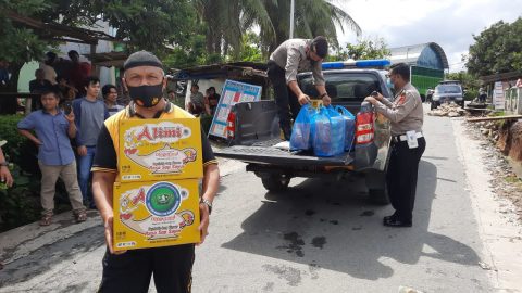 Foto: Polres Pematangsiantar kunjungi korban banjir dan beri bantuan sembako di Kecamatan Siantar Martoba. (Dok Polsek Martoba)