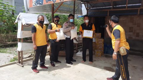Foto: Polres Pematangsiantar kunjungi korban banjir dan beri bantuan sembako di Kecamatan Siantar Martoba. (Dok Polsek Martoba)