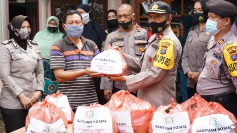 Polres Simalungun salurkan bantuan kepada Korban Banjir di Wilayah Kabupaten Simalungun. Foto: Dok. Hmas Polres Simalungun.