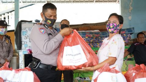 Polres Simalungun salurkan bantuan kepada Korban Banjir di Wilayah Kabupaten Simalungun. Foto: Dok. Hmas Polres Simalungun.