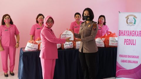 Bhayangkari Polres Simalungun saat menyalurkan Bantuan Nasi Bungkus kepada Korban Banjir. Foto: Dok. Humas Polres Simalungun.